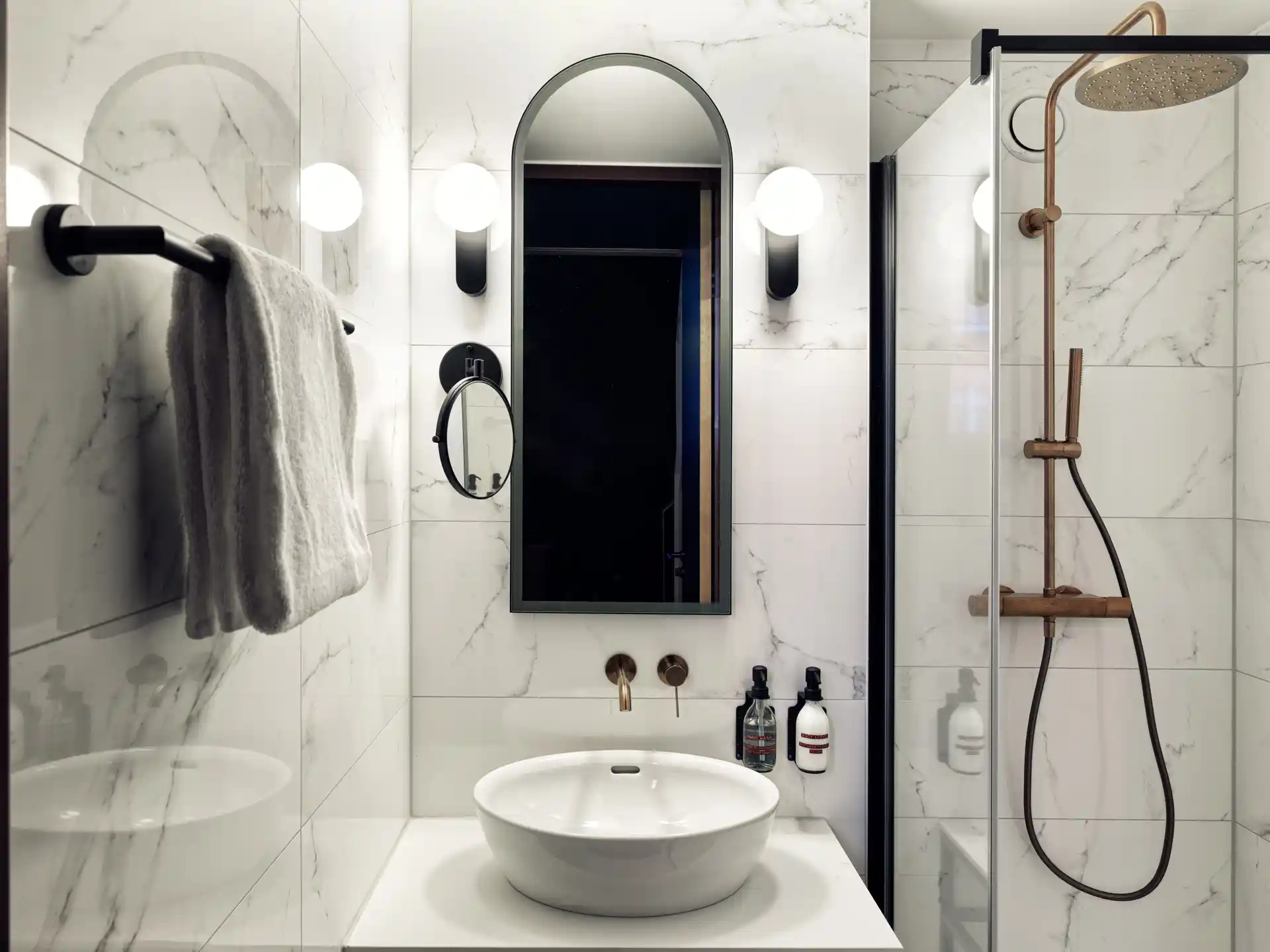 Luxe hotelkamers in het centrum van Den Haag The Ald Hotel  bathroom mirror marble